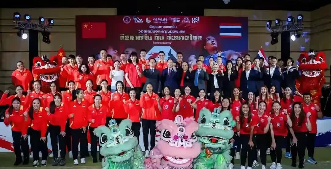 [赞]中国🇨🇳女排VS泰国🇹🇭女排友谊赛，首局中国队25：22告捷。
