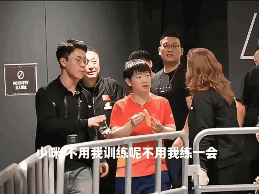打削球手真太费体力了
莎莎在去记者会路上就吃起了香蕉
路上莎莎说还要再练一会
周