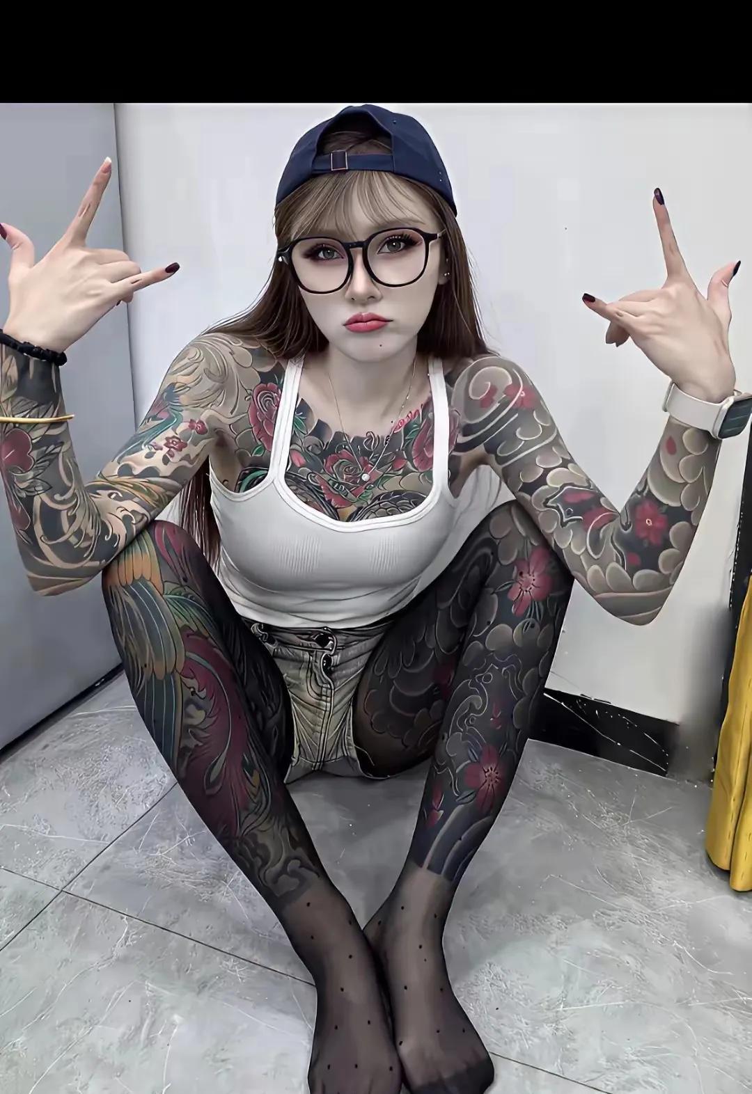 刷到这姐们的纹身，
直接给我看懵了！这哪是纹身啊，
走街上不知道的还以为是
“人