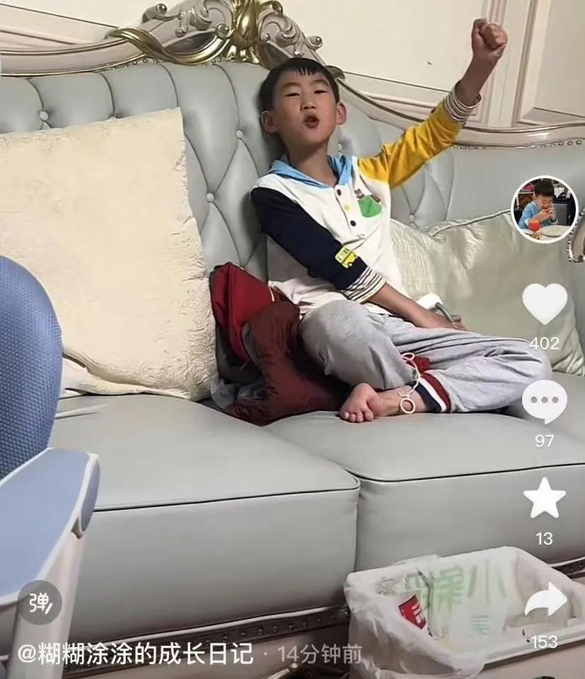 周琦儿子糊糊发视频说曾凡博周琦等人帮胡明轩赢回来了！
看到北京队战胜山西后周琦儿