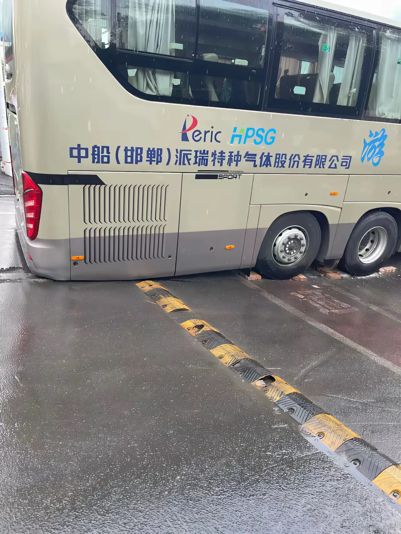 前进不了，后退不得，这个大巴车要怎么出来