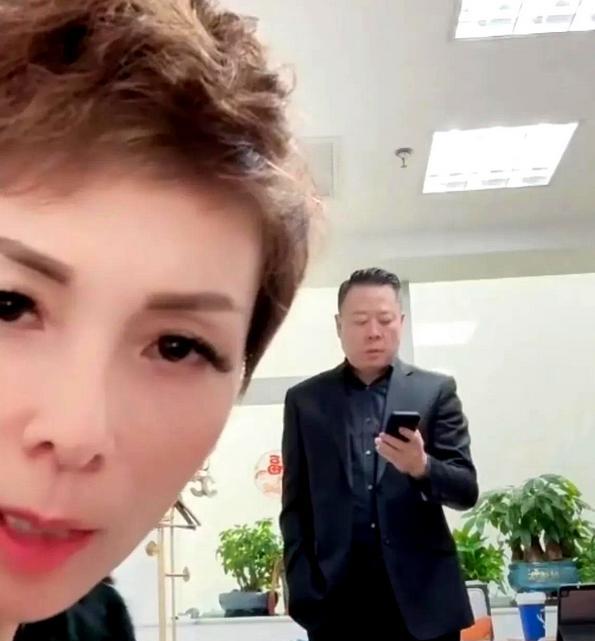 兰姐对员工的支持与帮助，换来了她的安稳日子。
现在麻六记员工们都感激兰姐给他们提