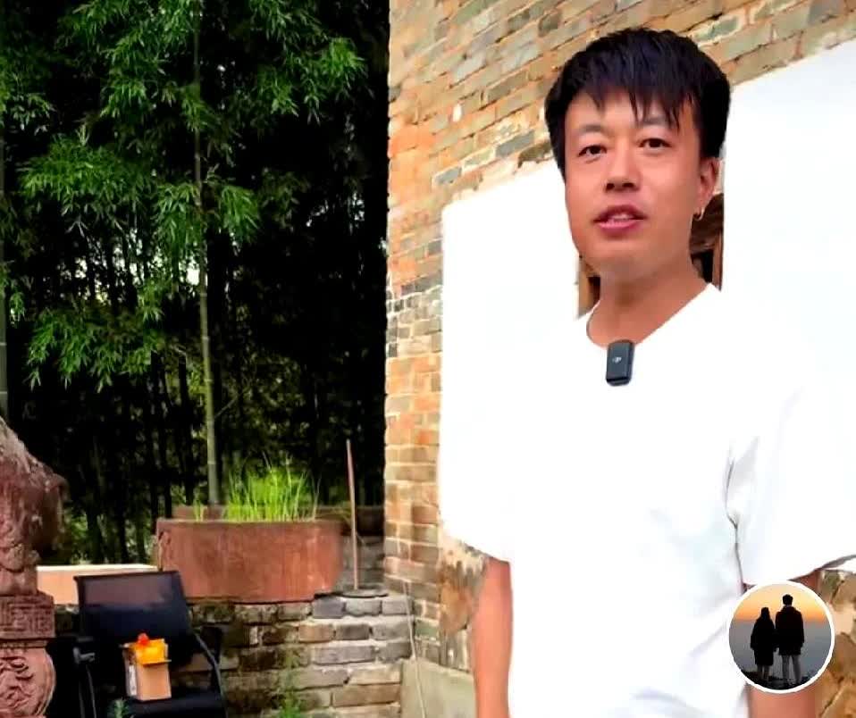 小东北今天下午开启了直播，神情间透着犹豫 面对粉丝询问他的债务，他说短期内难以还