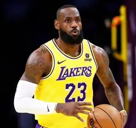 #NBA圣诞大战#
NBA圣诞大战即将来临。届时，NBA官方将安排5场圣诞大战。