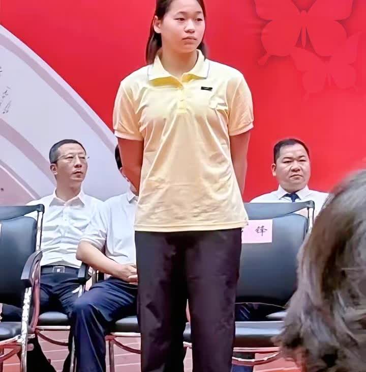 总感觉全红婵开学不太对劲，
开学的过程中，
专车接送，绿色通道，特殊待遇
