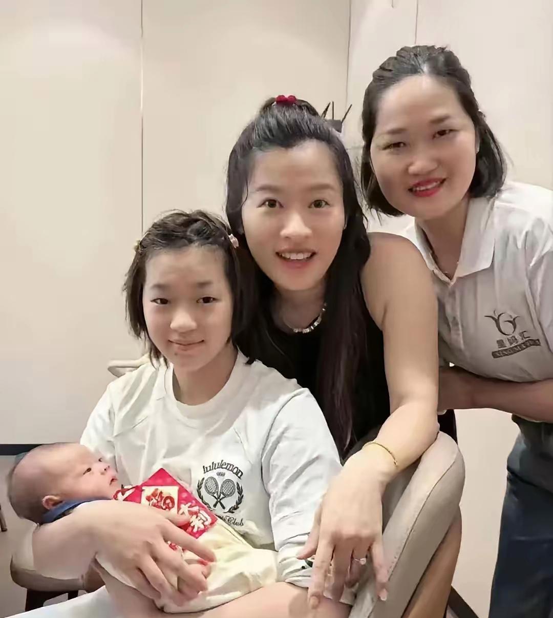 越来越好，全红婵出席师兄彭健烽的家庭满月家宴，看上去有点疲惫的样子，感觉全红婵比