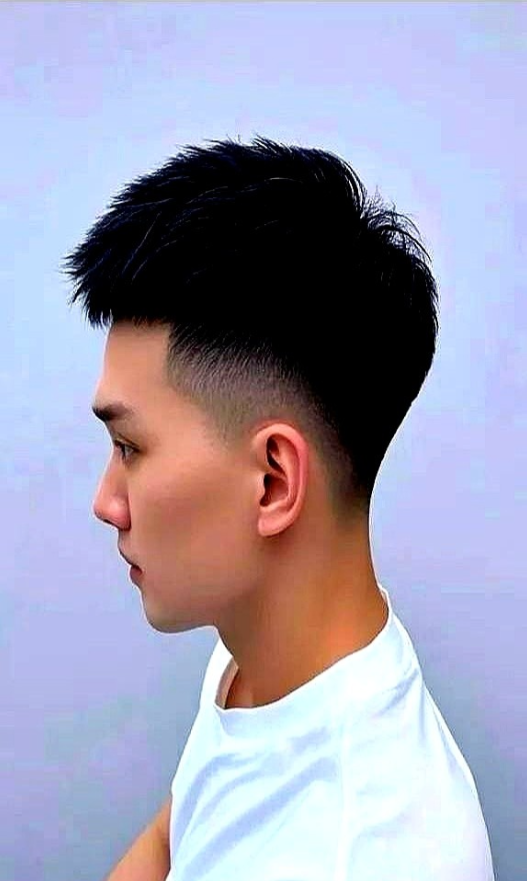 男子去理发，洗头时，一名女店员将他带到楼上，下楼时，店员又把他带到一个别的地方里