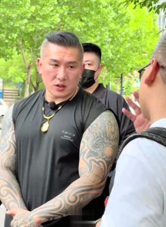 对馆长不用较真
大陆网友对于馆长的态度确实有些极端。
要么全盘接受，
要么彻底否