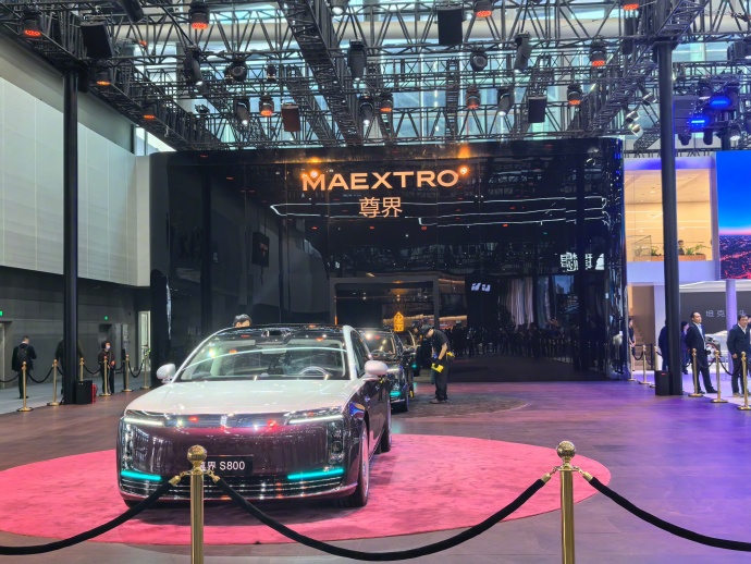 一大早从深圳自驾来广州
马不停蹄逛到现在
一圈下来让我比较有记忆点的几个展台
鸿