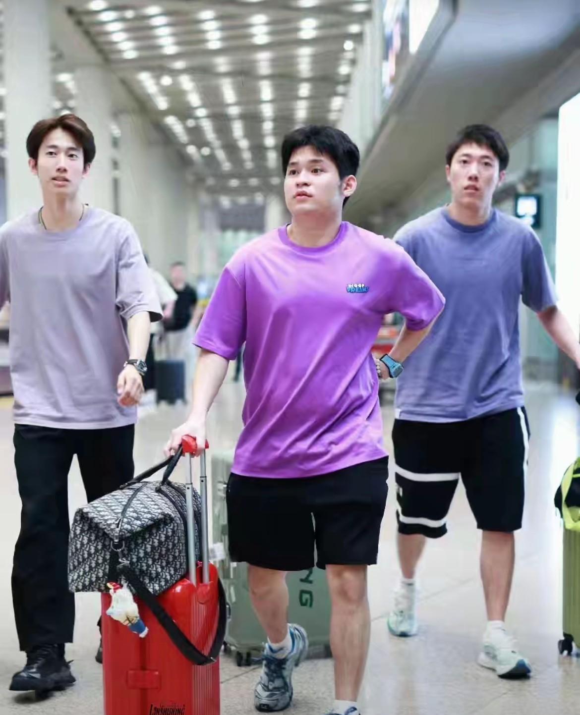 小石头林诗栋离开厦门回京了。
小石头穿紫色的衣服，推着红色的箱子，黑色的包回京了