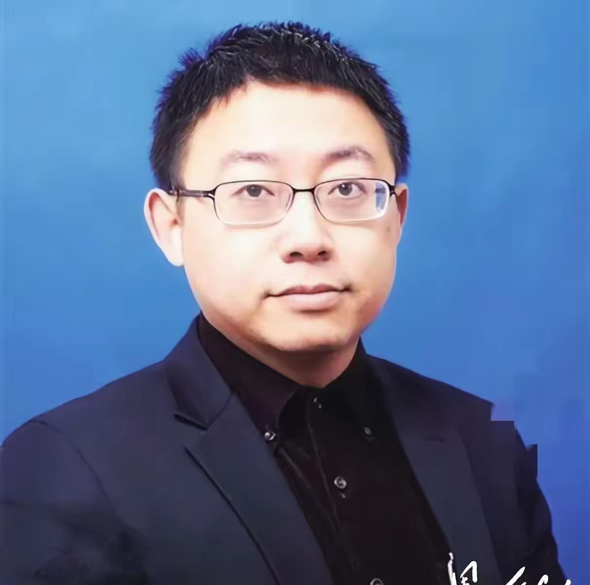 复旦大学的沈逸教授认为大陆人民对郑丽文的评价太高了，她根本不值得大家这么关心。