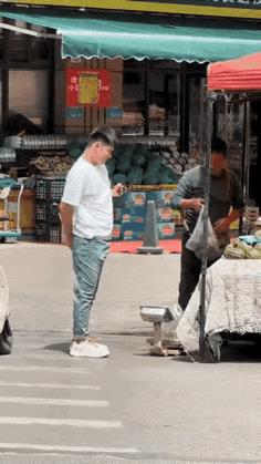 不在路边买个西瓜都不知道穿反了。