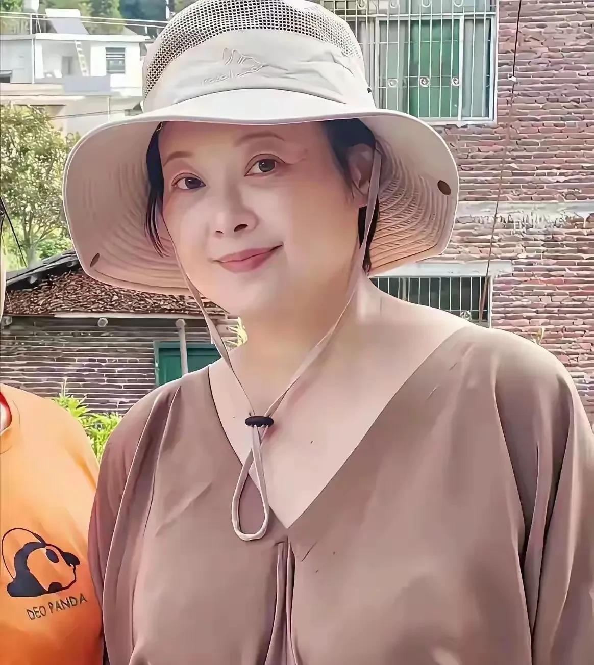 她才是大美女，老了比年轻时还美，还优雅，还富态，一张国泰民安的，张富贵慈祥了，丰