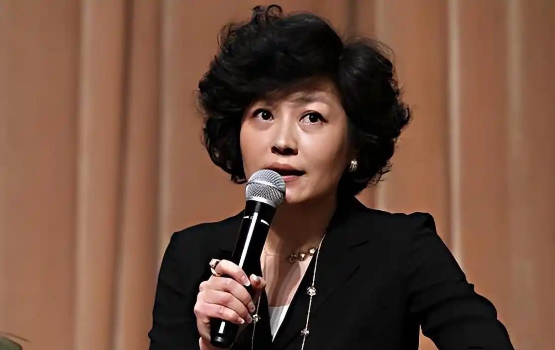 2012年，哈文新上任央视春晚总导演，开始大张旗鼓的改革，砍掉了赵本山的小品，无