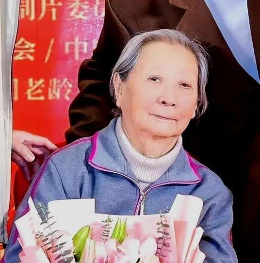这位老人今年已97岁高龄了，但精神瞿烁，思维敏捷。她曾在银幕上塑造了许多青春少女