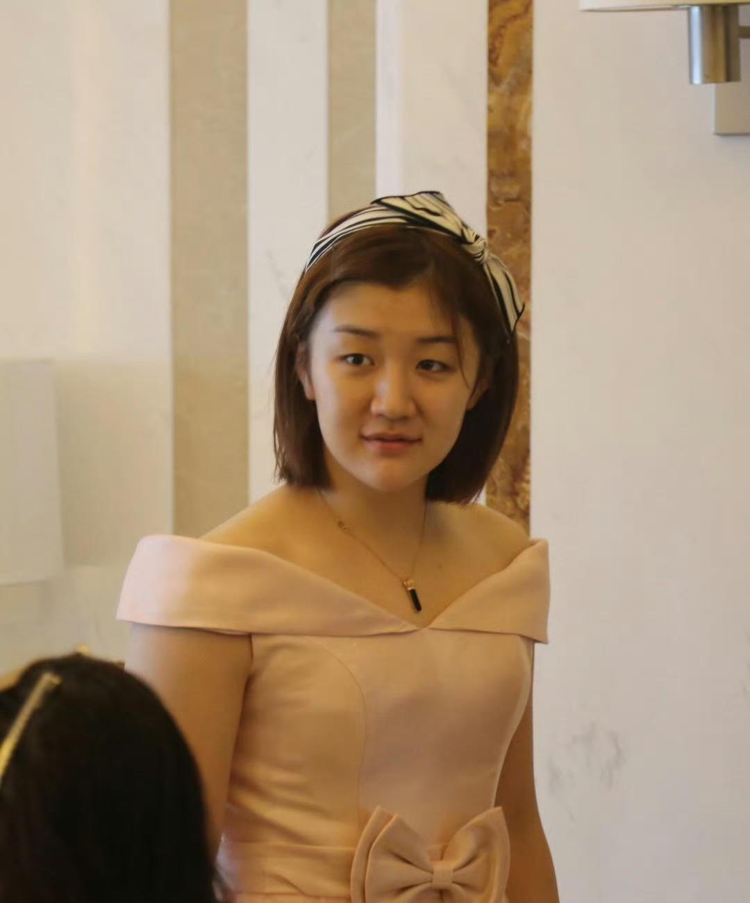 陈梦当伴娘的样子好美！