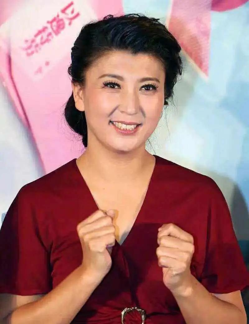 2016年，45岁的闫学晶发现自己意外怀孕，此时，女儿林傲雪28岁，儿子林傲霏2