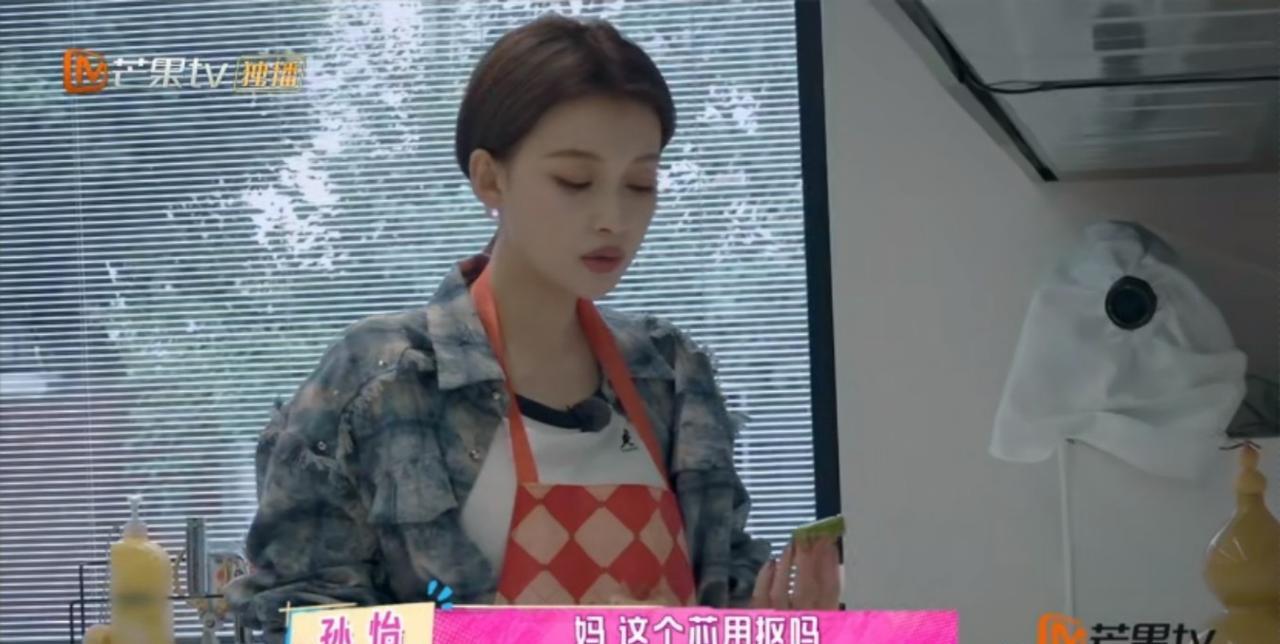孙怡要炒苦瓜，结果苦瓜全部切大块，还不知道去芯，切了西红柿才反应过来西红柿没有洗