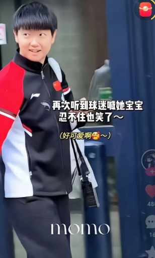 哇啊啊瑞典粉丝也太会了！直接把莎莎喊害羞了！😍  
下训又被围观的莎莎，听到一