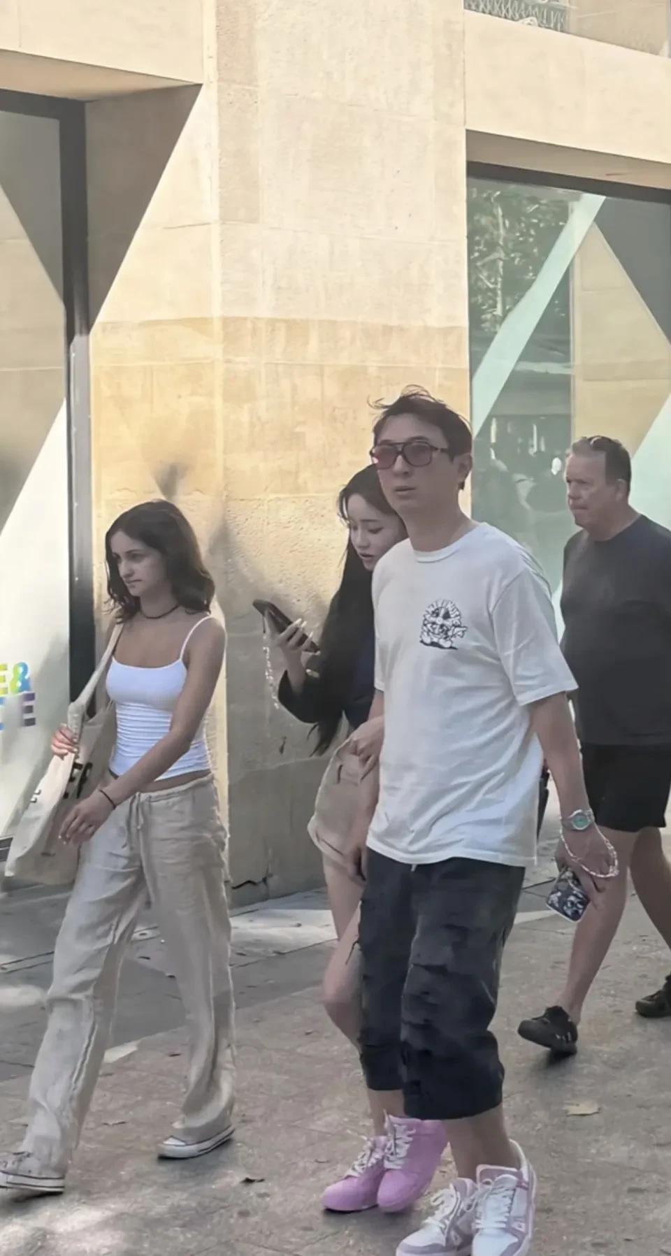 王思聪这个女友的颜值水分有点大呀，
生图与她精修图中的样子相差太远了，
真的很好