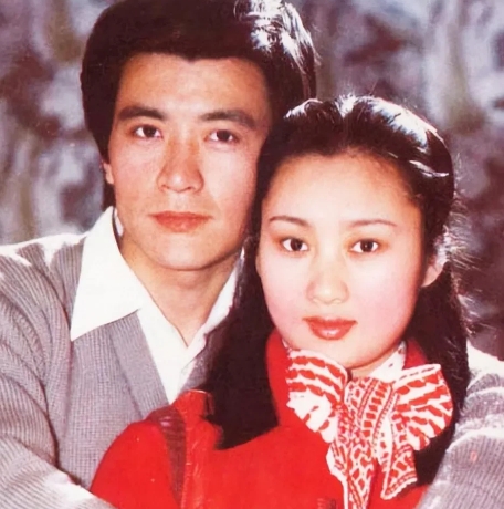 1994年，周里京正在外地拍戏，接到警方电话:“你老婆在家被害去世！”他还没来得
