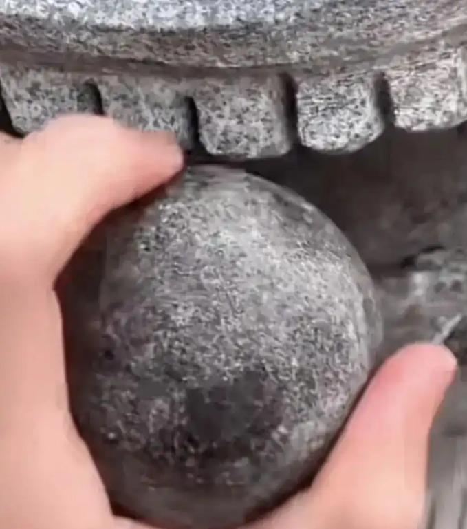 2023年，福建龙涓，一男子经过派出所，发现门口的石狮子做工精良，便将手伸进石狮