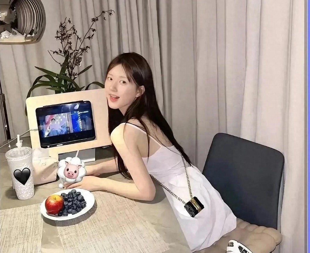 被赵露思的家惊艳到了， 三面环窗，房子里洒满阳光的感觉太棒了
