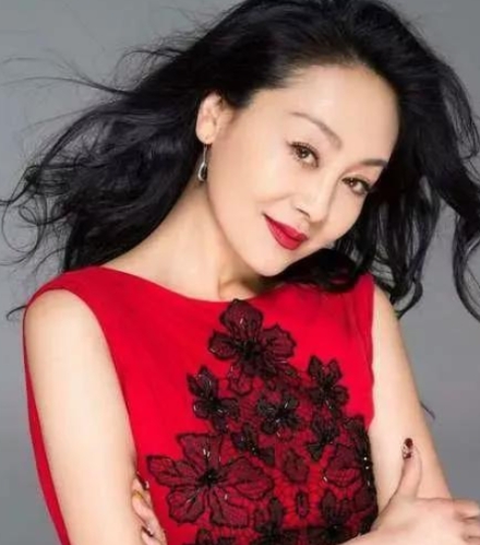 当年，姜文受到邀请去《北京人在纽约》剧组拍戏。可是，拍戏时，他对导演郑晓龙说：“