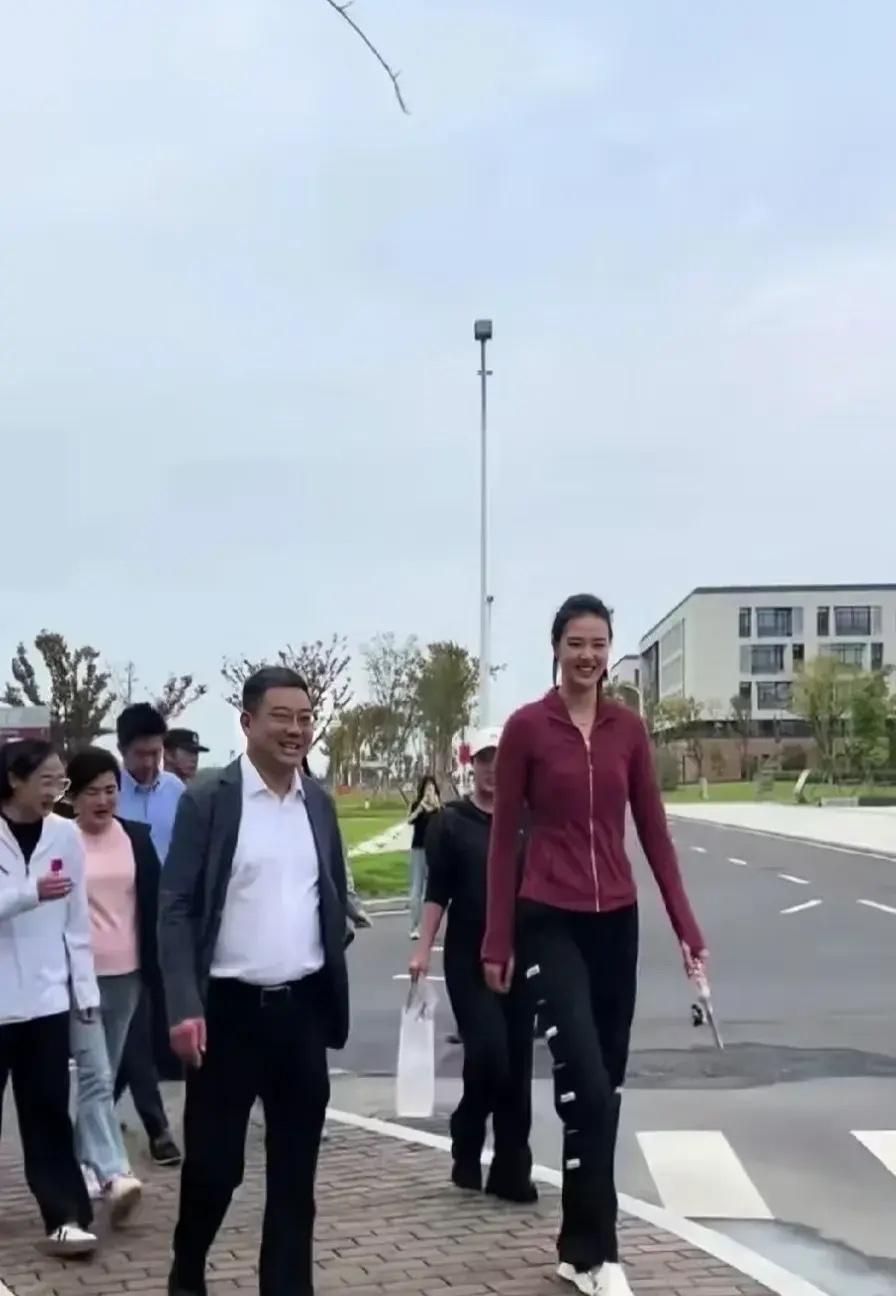 张常宁真高啊！比旁边这位男士将近高出一个头
