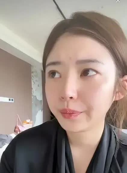 黄一鸣的妈妈终于离开杭州了。
有不少网友说是黄一鸣把妈妈赶走的。
要是我说一