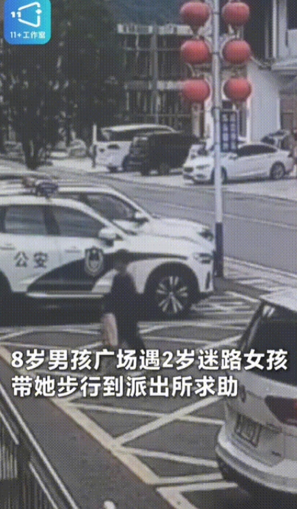 “这个男孩火到央视新闻了！”8岁的李恩浩小朋友正在广场上玩，突然发现，一萌娃正独