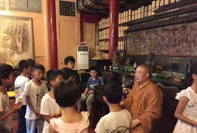 这是少林寺前方丈释永信给到少林寺游览的孩子们讲说少林寺的历史与自己在少林寺的人生