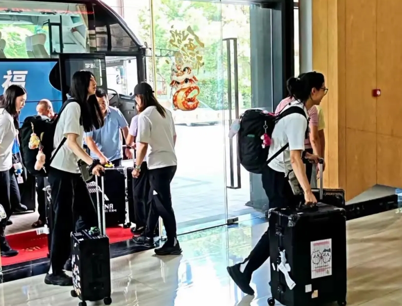 中国女排在结束了世联赛总决赛的比赛之后，马不停蹄的经北京转机到达了福建漳州的训练