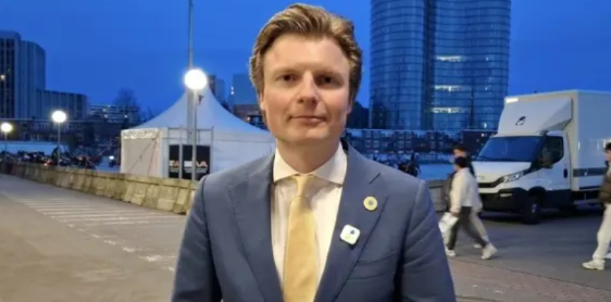 荷兰人喊话乌克兰要挺住，不要投降。

今天，在巴黎举行关于乌克兰的会议上，荷兰国