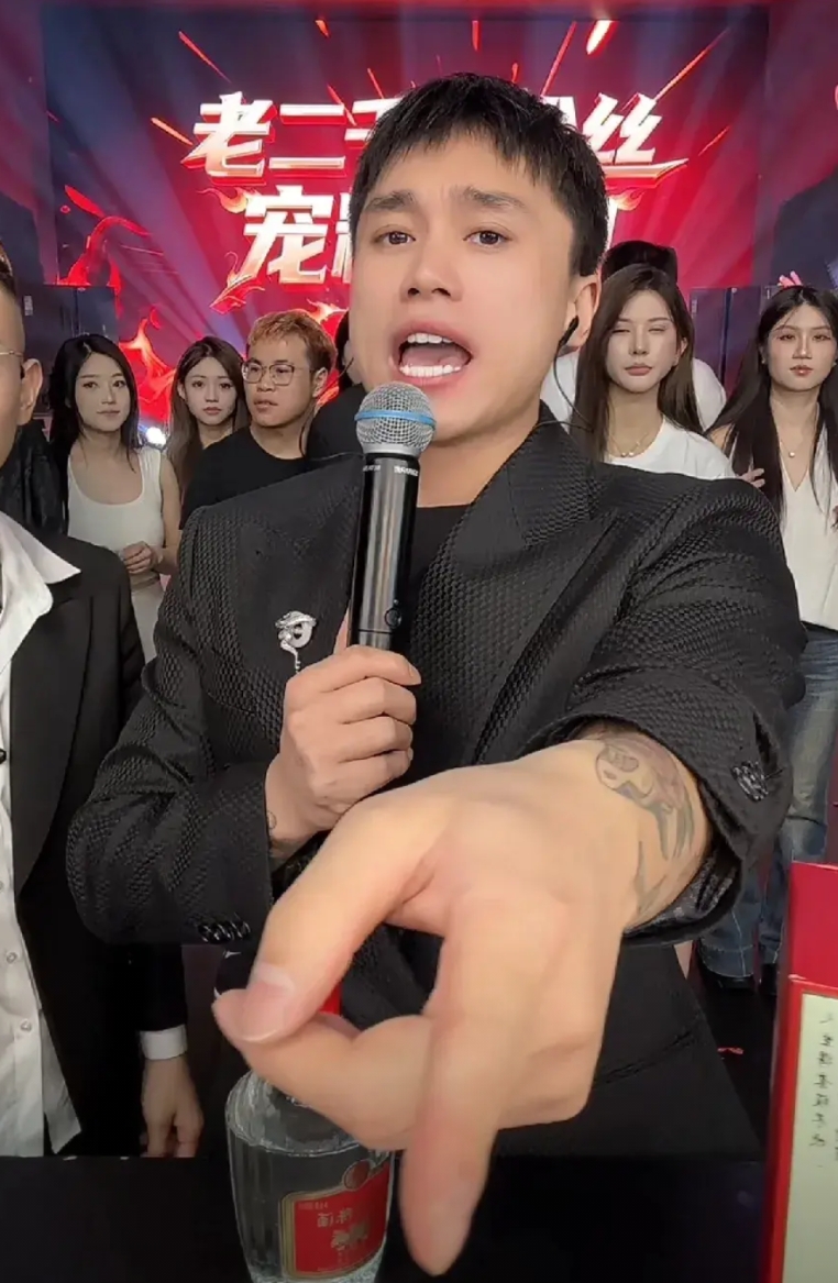 今天刘二狗突然出现在徒弟老二直播间，助力徒弟的618，卡点让老二粉丝破了千万，看