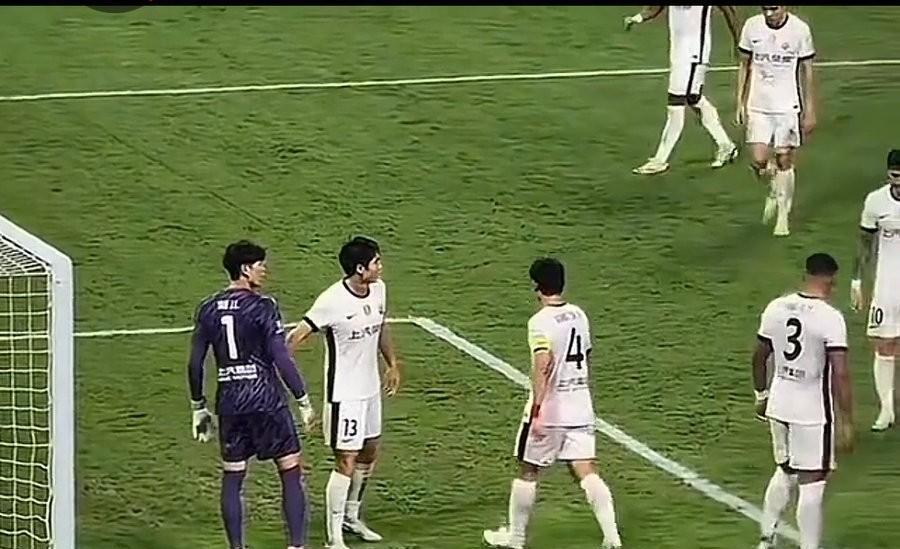 颜骏凌和蒋光太激烈争吵！
成都蓉城和上海海港的比赛过程中，面对一次防守，蒋光太和