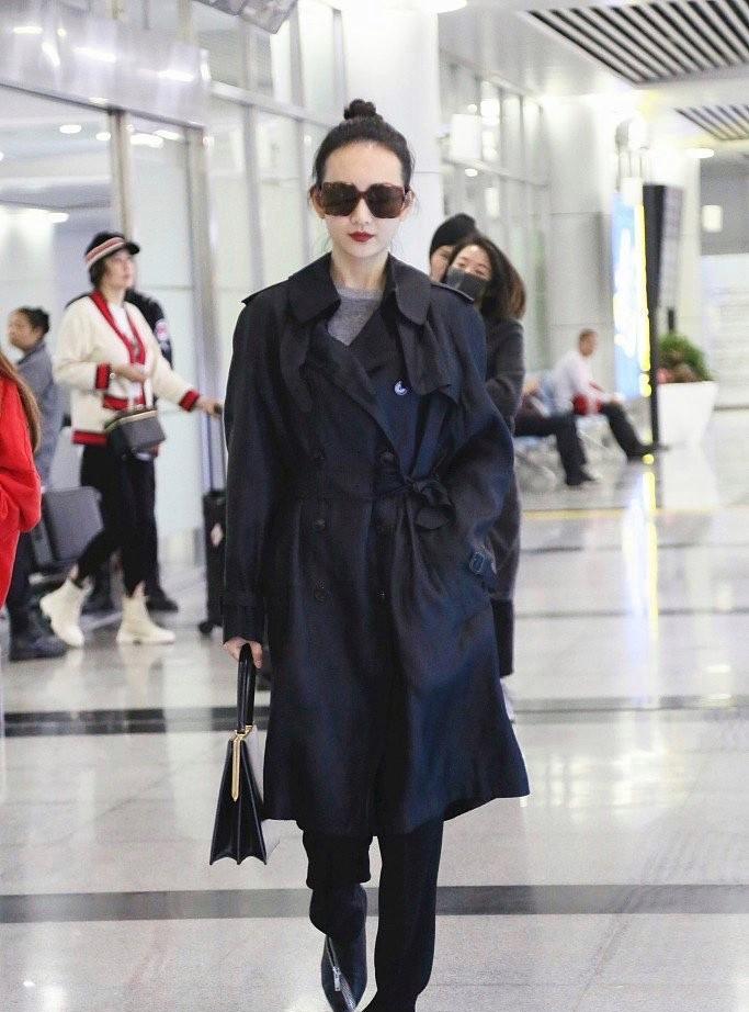 全黑look似女特工。