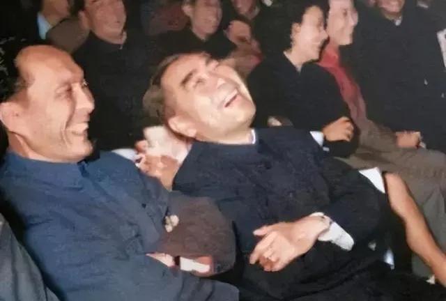 这是拍摄于1963年元旦的一张照片，这一天周总理在北京饭店过元旦，台上精彩的节目