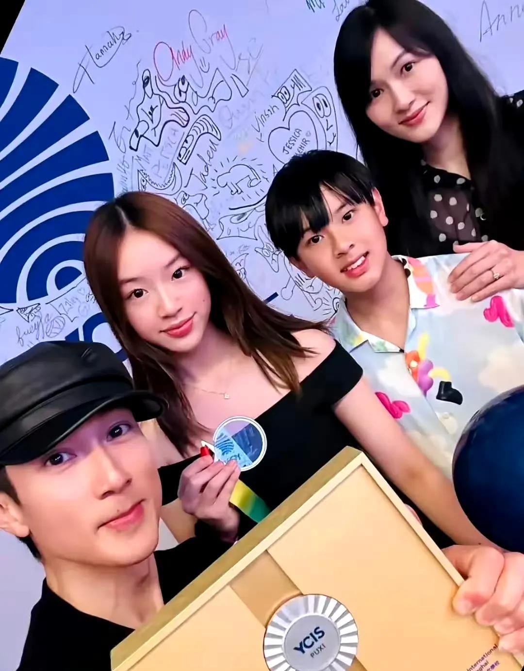 吴尊晒父亲节骄傲时刻：14岁女儿获学校奖学金，颜值与实力并存