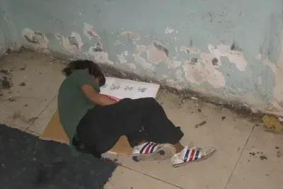 这是我人生最悲惨的一次！也是我人生第一次像乞丐一样睡在大街上。
前天晚上，具体时