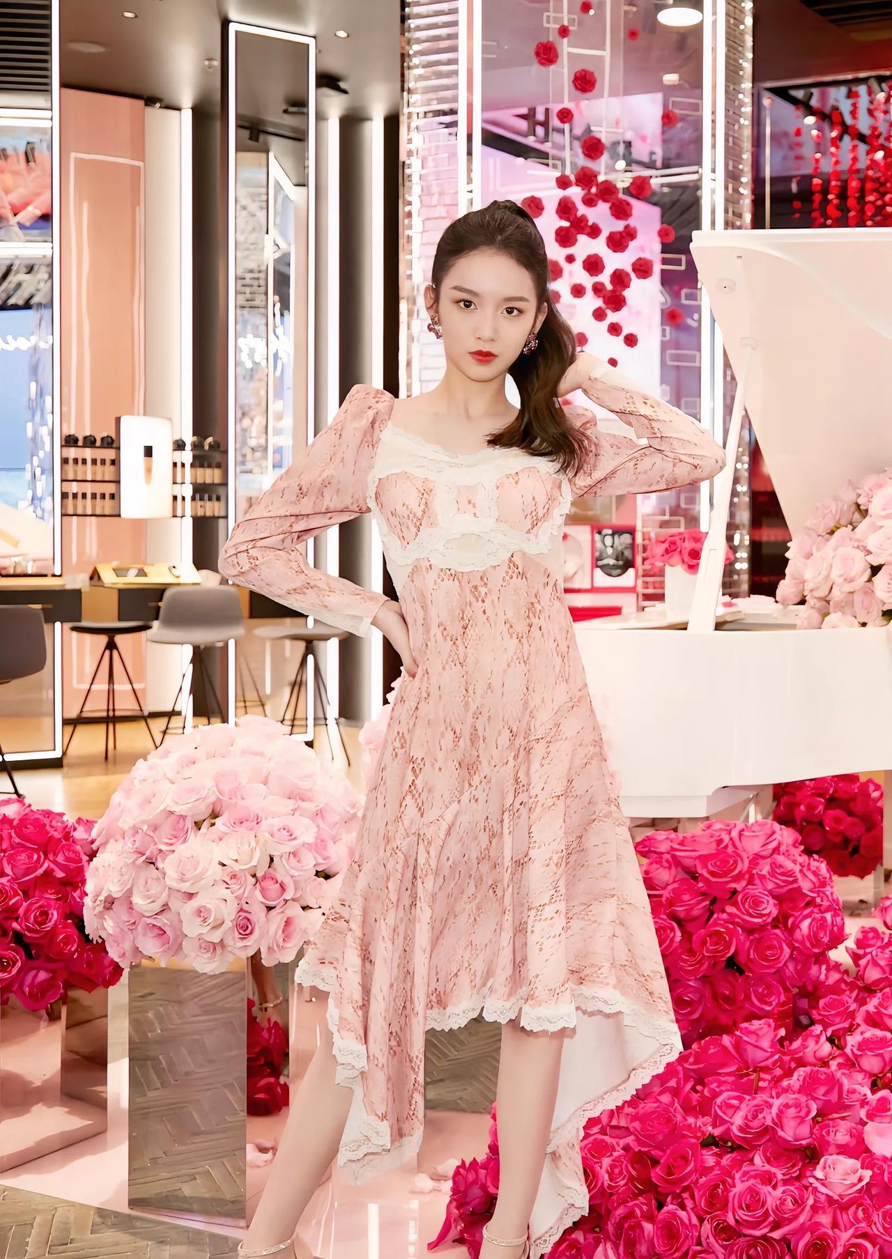 周也，身穿粉色连衣裙，美少女和鲜花的画面，看上去真的很合拍啊。
女生喜欢鲜花和穿