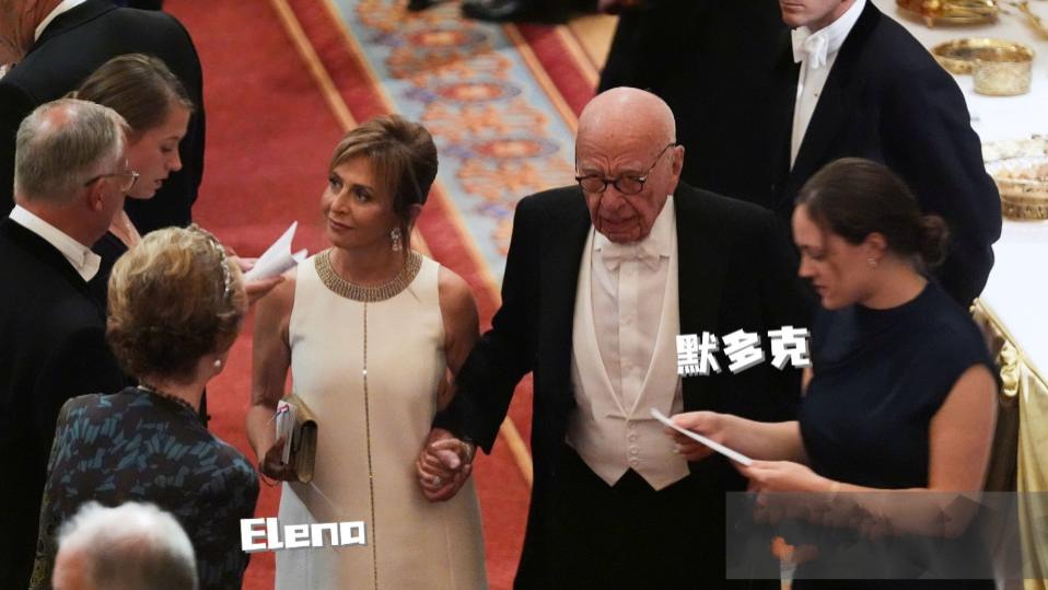 默多克带着妻子也来英国了！67岁埃琳娜穿白裙亮相国宴，风韵犹存