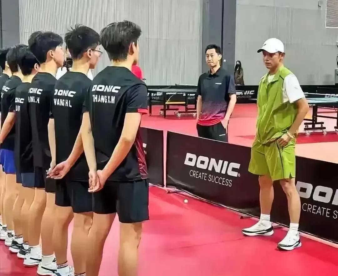 张继科球馆每月收费12500元
难道他真的缺钱了
让人没有想到的是，大满贯选手亲