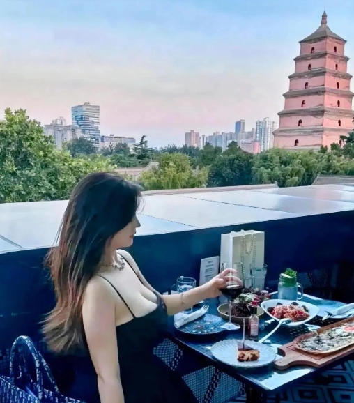 这塔真的大！还有，这一桌应该不便宜吧！