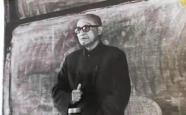 1968年，复旦教授朱东润被批斗，68岁妻子不堪折磨悬梁自尽。朱东润抱着妻子悲痛