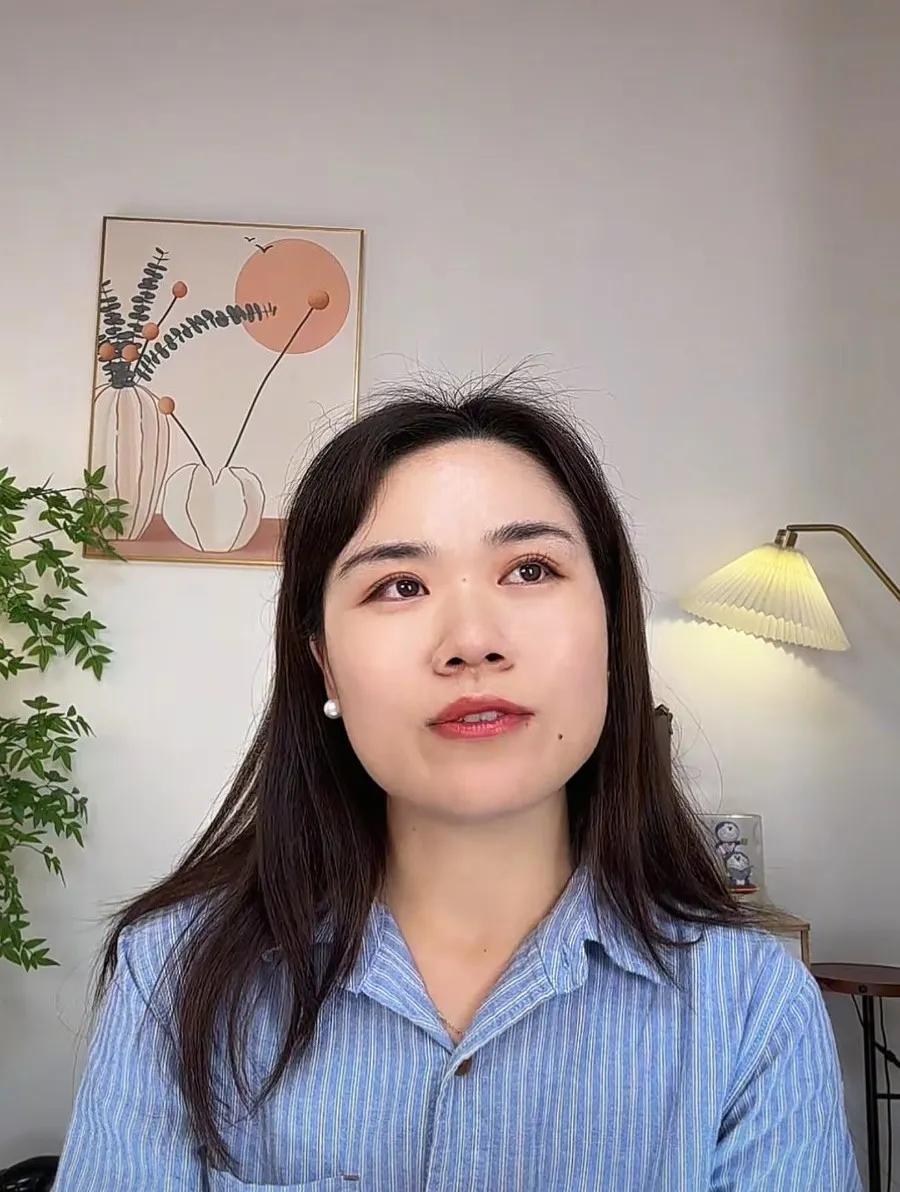 玉米粒在北京自己直播也撑起了流量，直播间都2000来人了！当时都晚上9:30了，