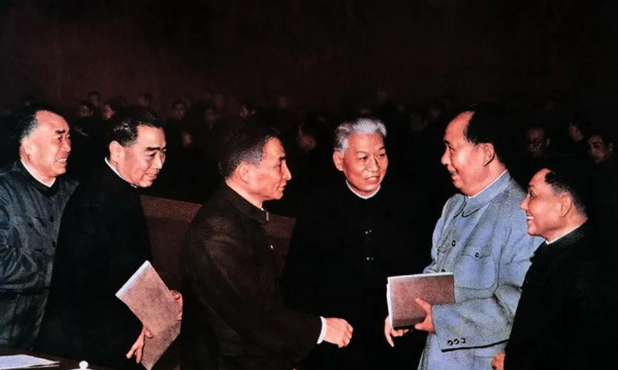 一个国家需要有一种精神，一个民族需要有一种精神。伟大领袖毛主席就是国家的精神，民