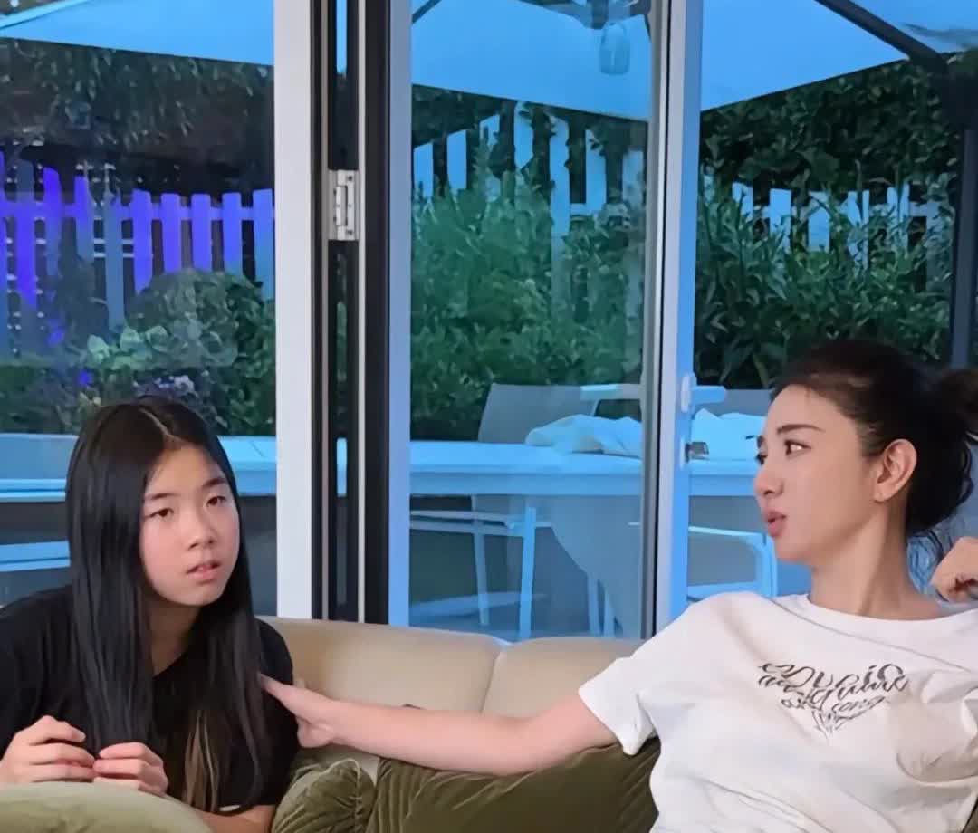 黄奕给所有女人都上了生动的一课
不管你是家里有矿，还是手上有钱
再漂亮都不要
