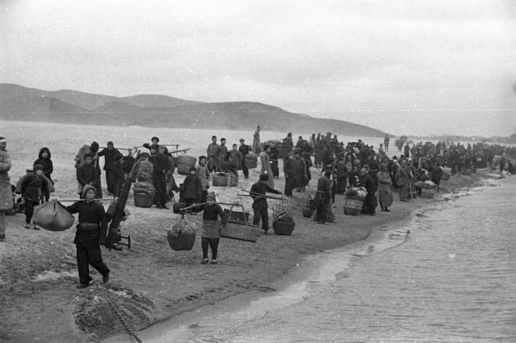1942年，抗日战争中的长沙，到处是逃难的百姓。