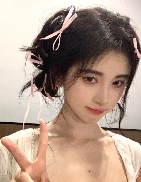 鞠婧祎晒甜美日常随拍，碎花短裙搭蝴蝶结元素治愈可爱